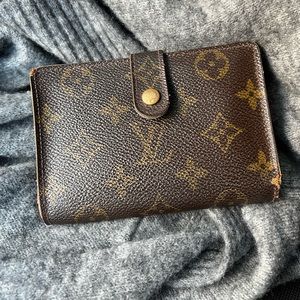 Louis Vuitton kisslock wallet. Datecode: MI0020